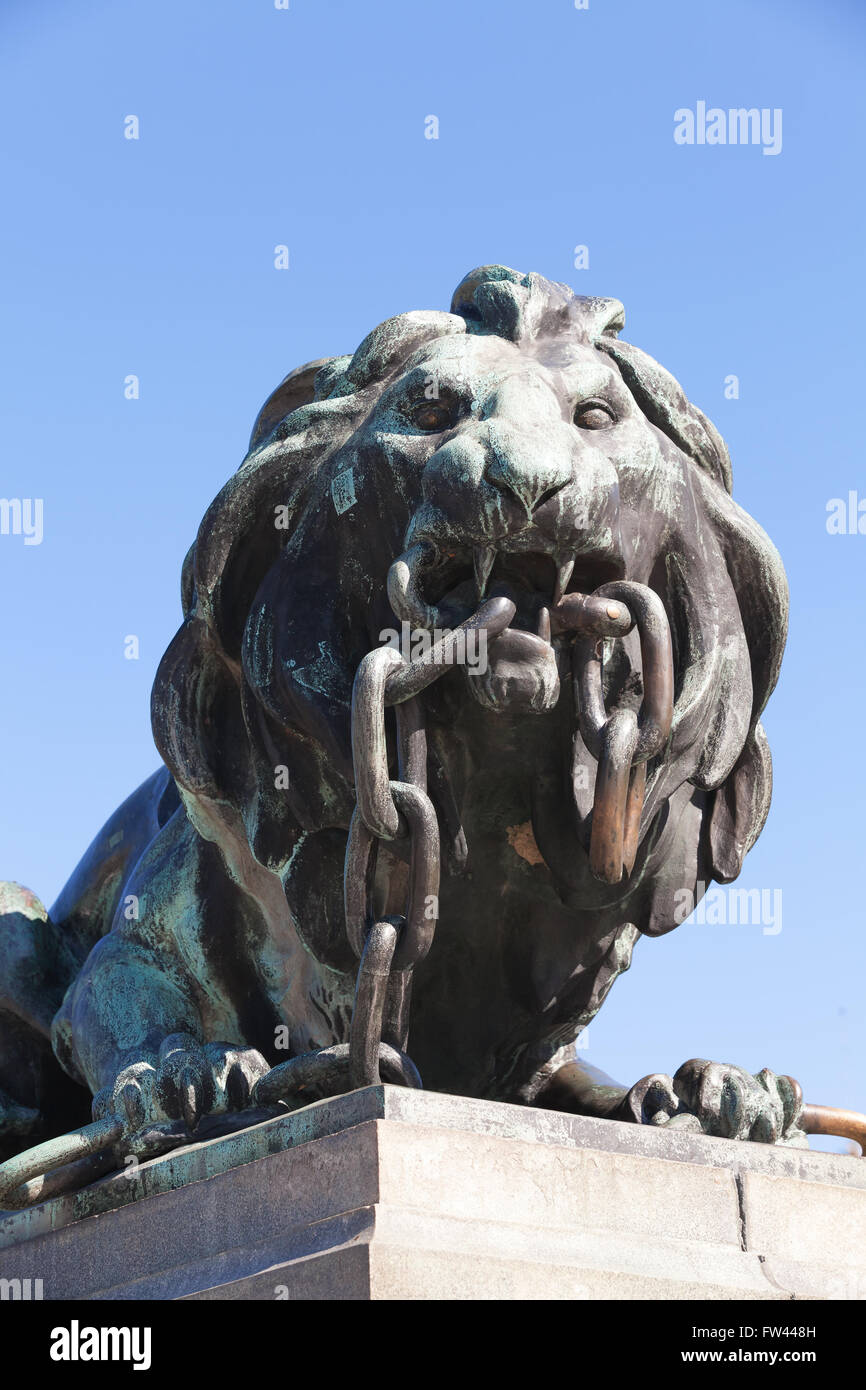 Ruse, Bulgaria - 29 Settembre 2014: Outdoor statua in bronzo di lion rottura catena spessa Foto Stock