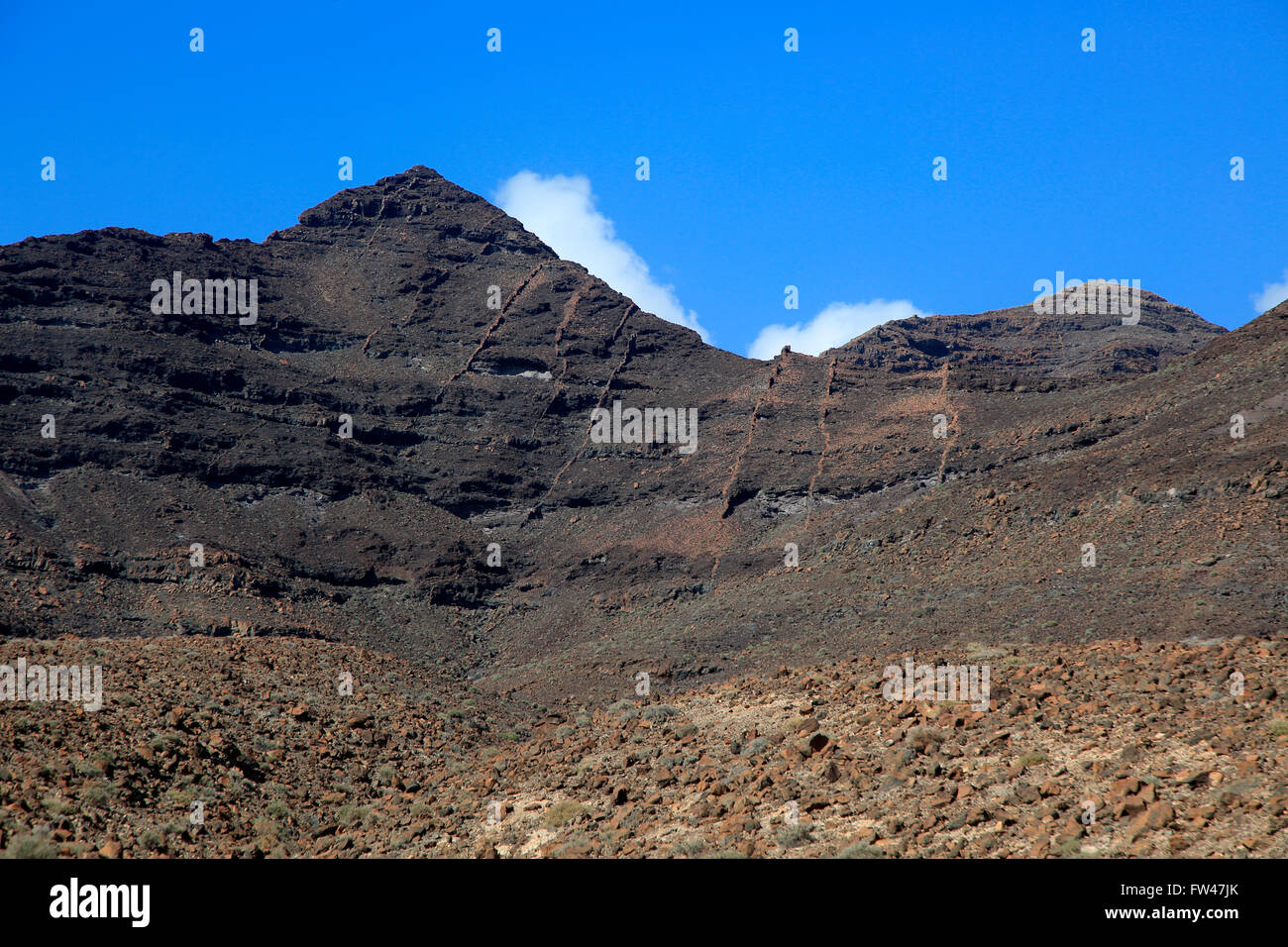 Picchi vulcanici contro profondo cielo blu, Penisola di Jandia, Fuerteventura, Isole Canarie, Spagna Foto Stock