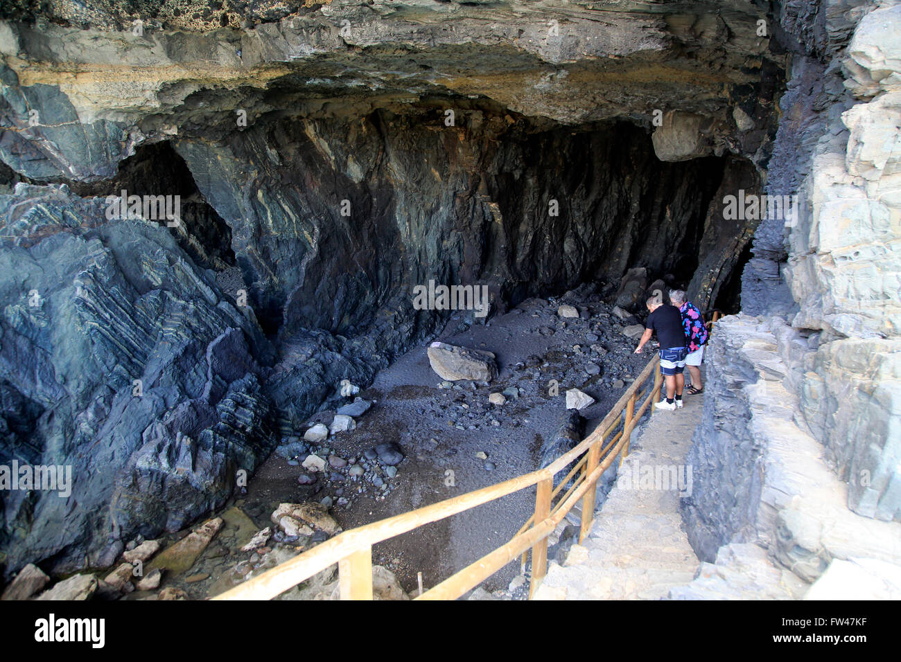 Le persone ad esplorare le grotte marine a Ajuy, Fuerteventura, Isole Canarie, Spagna Foto Stock