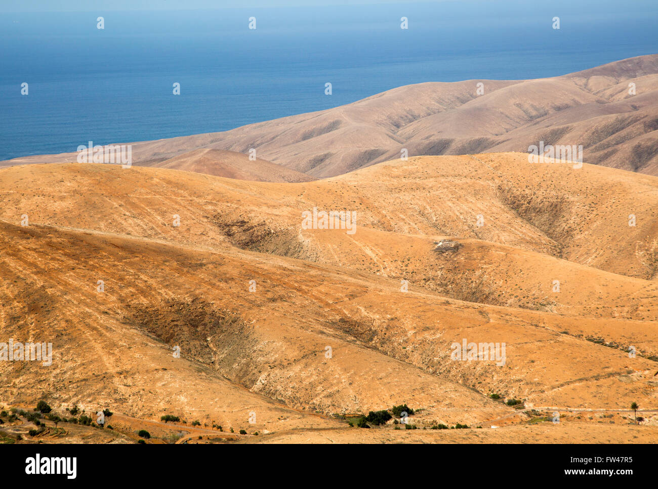 Vista delle colline e il mare in sterile interno di Fuerteventura, Isole Canarie, Spagna Foto Stock