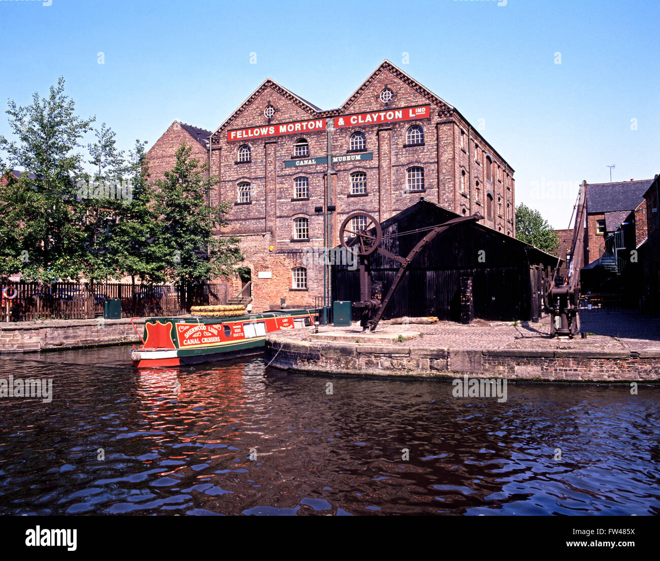 Canal Museum su Nottingham Canal con un narrowboat in primo piano, Nottingham, Nottinghamshire, Inghilterra, Regno Unito, Europa occidentale. Foto Stock