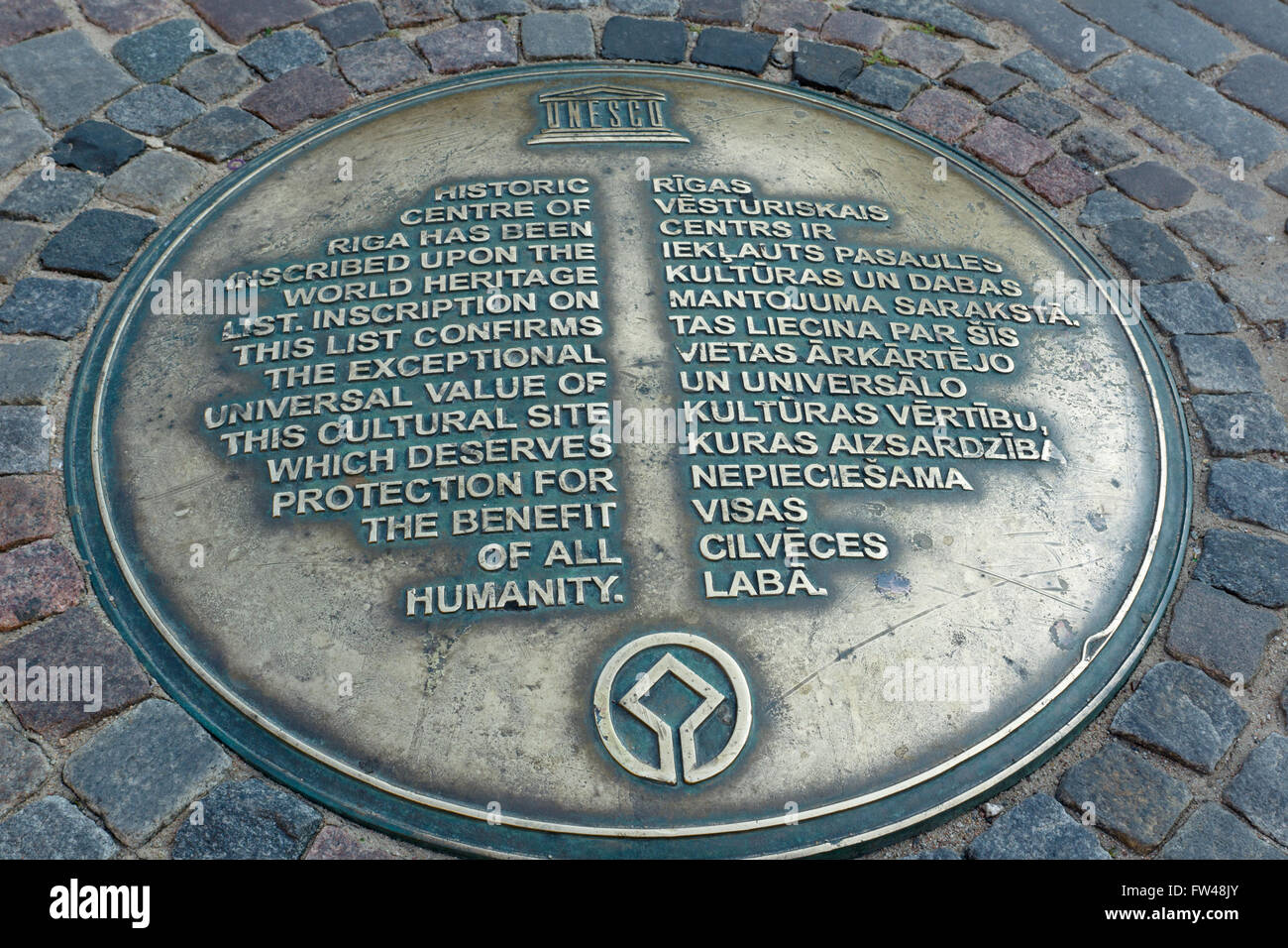 Riga, Lettonia - 05 agosto 2015: nel centro storico di Riga è il segno della protezione dell'UNESCO. Foto Stock