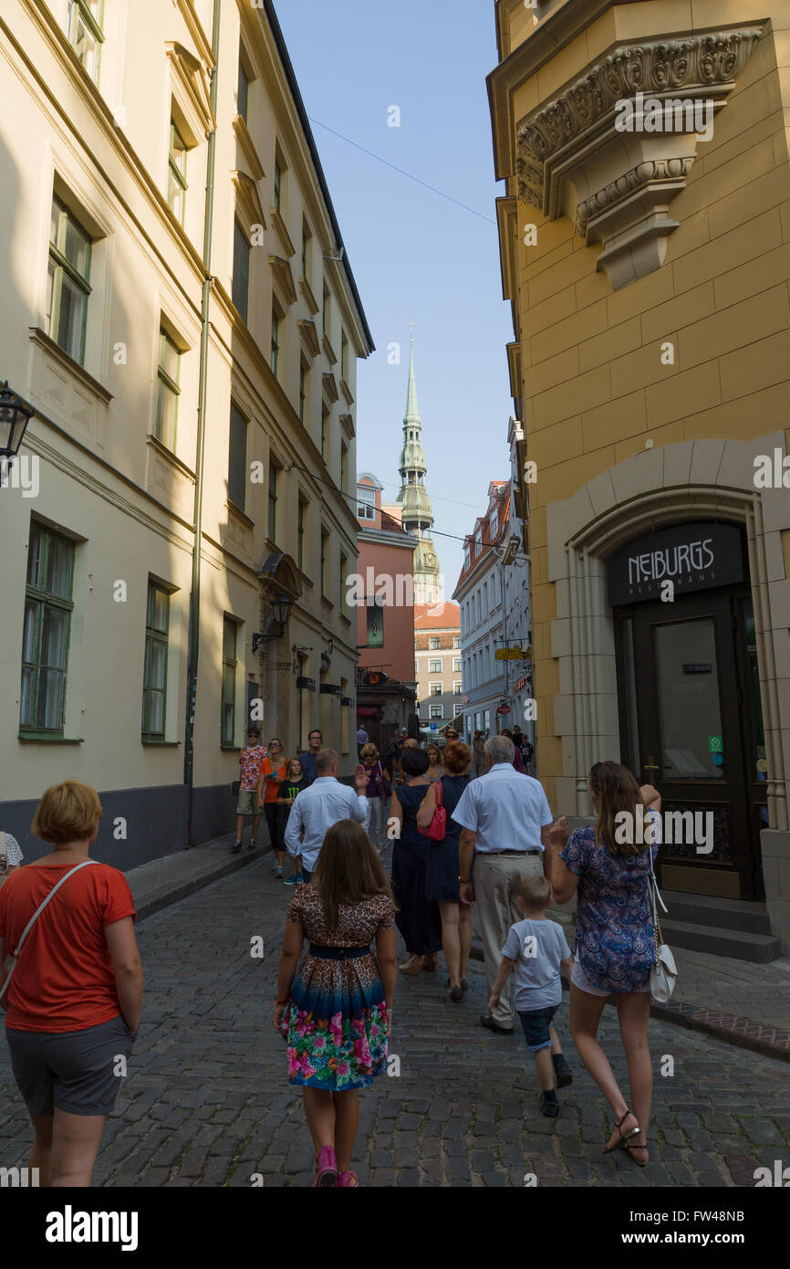 Riga, Lettonia - 05 agosto 2015: milioni di turisti da tutto il mondo, visitare la parte vecchia di Riga. Foto Stock