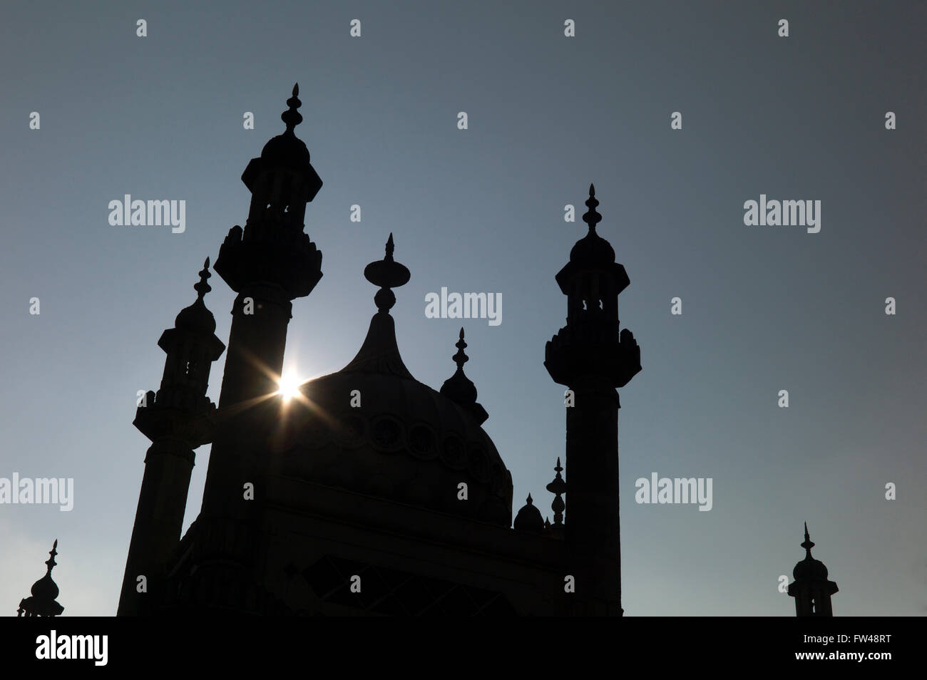 I minareti e la cupola del Padiglione di Brighton stagliano contro il sole Foto Stock