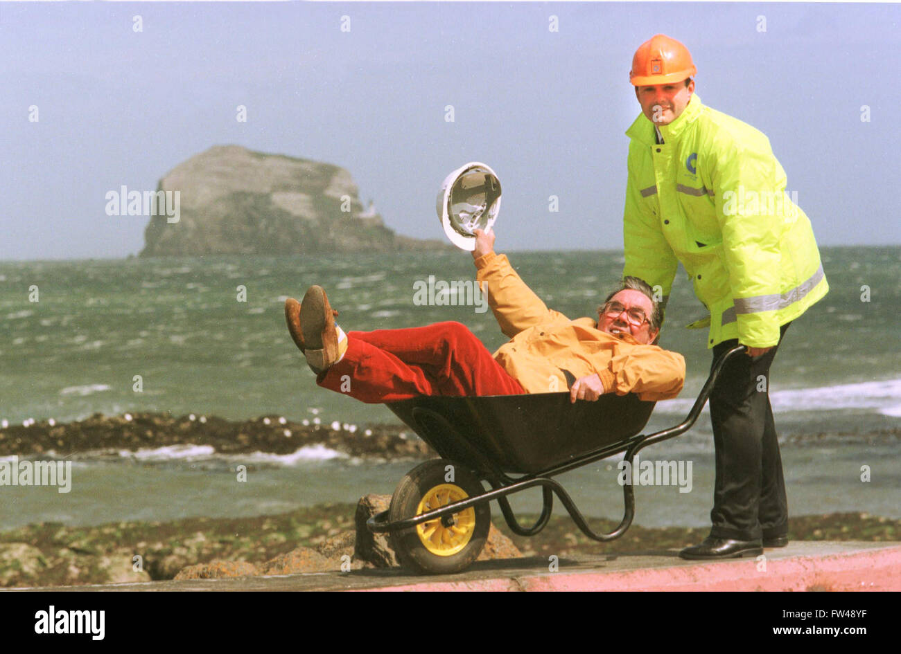 Ronnie Corbett a Scottish Centro di uccello a North Berwick nei pressi di Edimburgo hanno la necessità di avere il loro domani quindi vi prego di farmi sapere se non ritengo faranno per poi...Im felice di pagare per una consegna speciale. CHEERS ROB e speranza il youre ben TOM Foto Stock