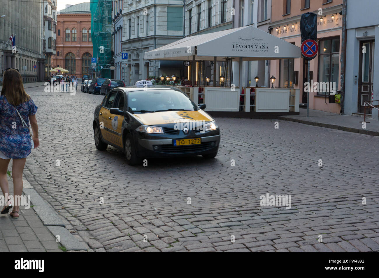 Riga, Lettonia - 05 agosto 2015: i taxi si trovano nella parte vecchia del granaio è molto raro a causa della elevata Entrata e parcheggio Foto Stock