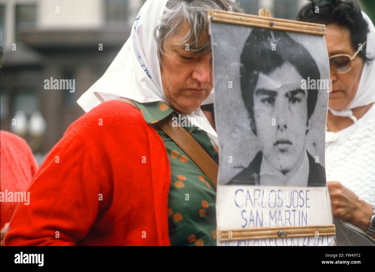 Le madri degli scomparsi, raccolta, sale riunioni e marciando in Plaza de Mayor a Buenos Aires Foto Stock