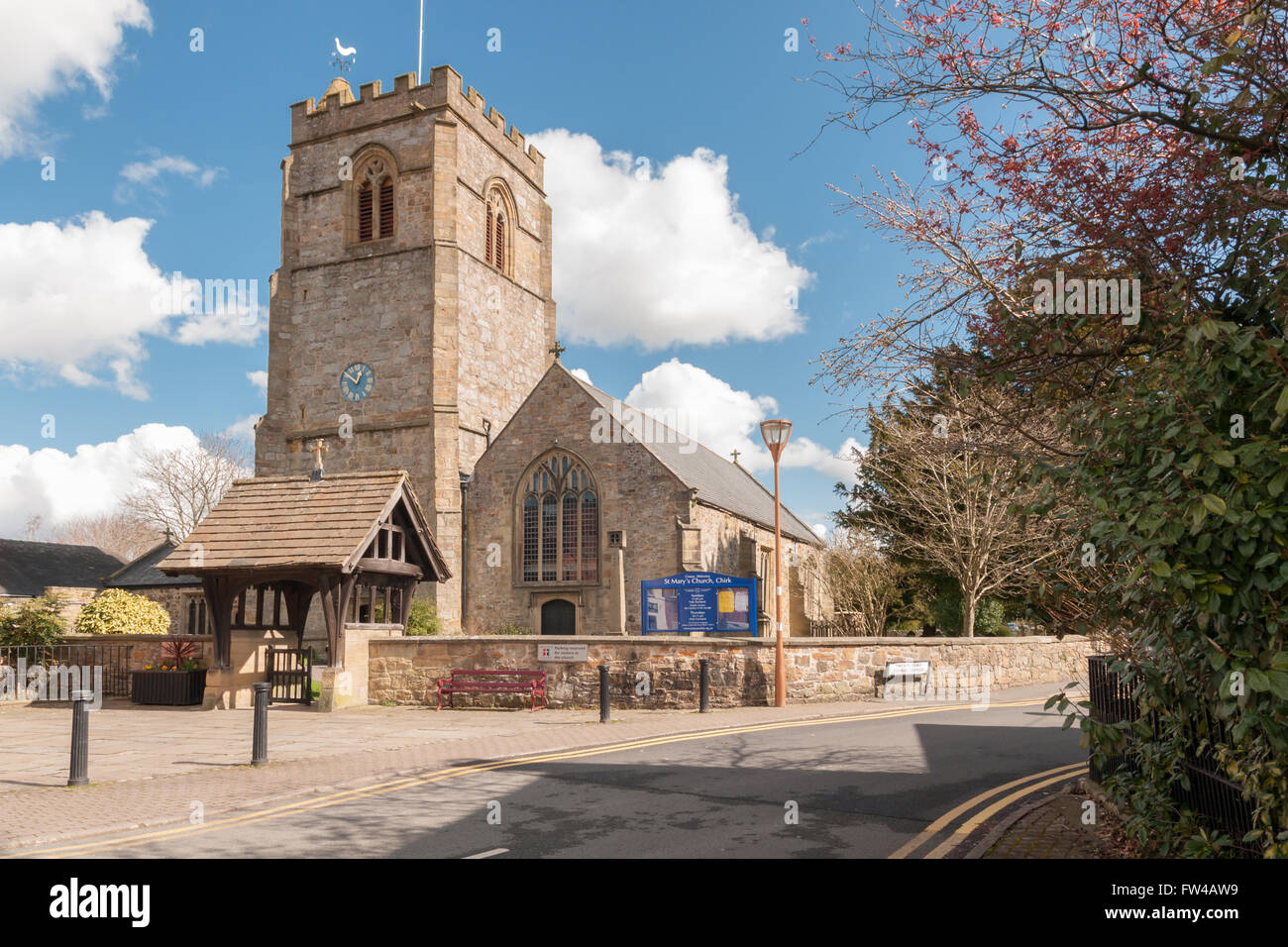 Santa Maria la Chiesa Parrocchiale in Chirk North East Wales, istituito intorno al 1130 AD chiamato in Welsh eglwys y waun Foto Stock