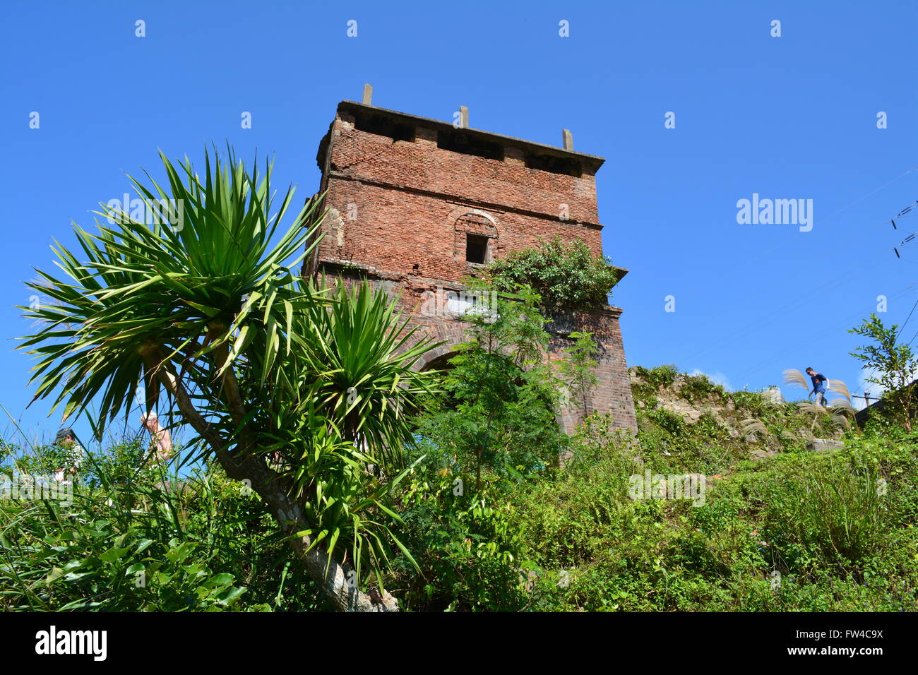 Pistola sulla torre di Hai Van Pass tra Hoi An e Hue, Vietnam Foto Stock