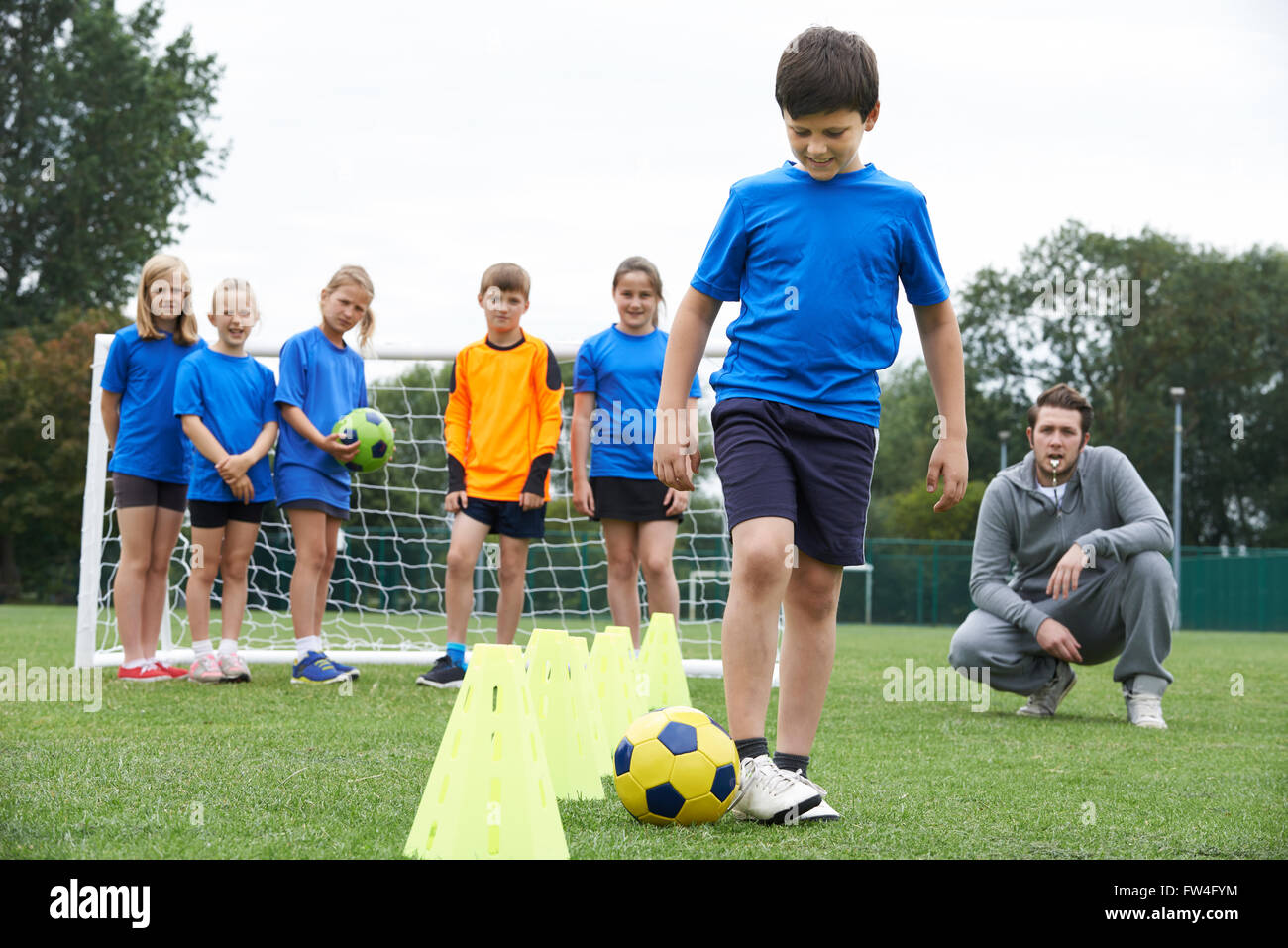 Autobus che portano all'aperto Soccer Sessione di Formazione Foto Stock