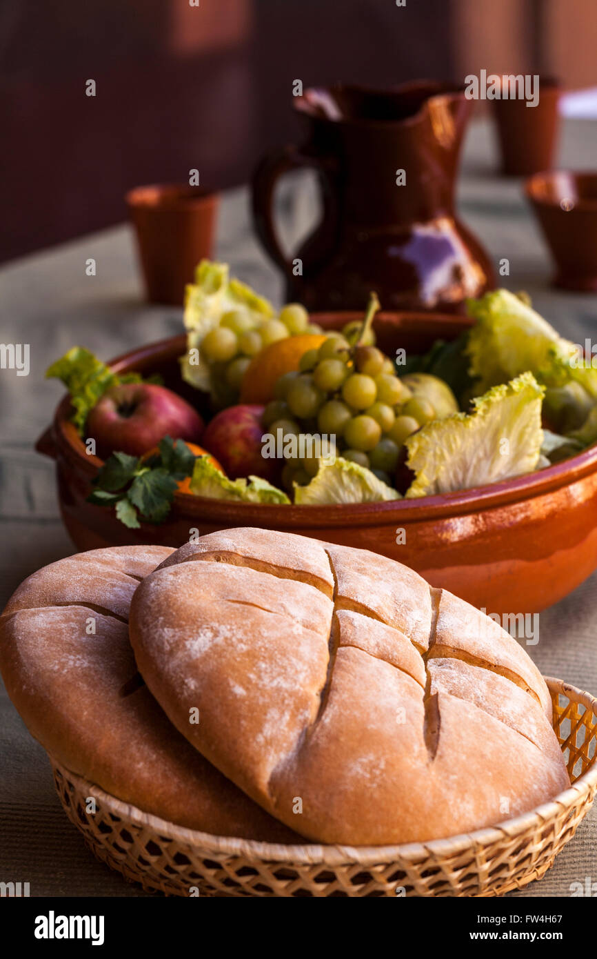 Le pagnotte di pane e frutta su una tavola come parte dell'ultima cena impostazione nella rappresentazione della Passione, Adeje, Tenerife, Isole Canarie, Sp Foto Stock