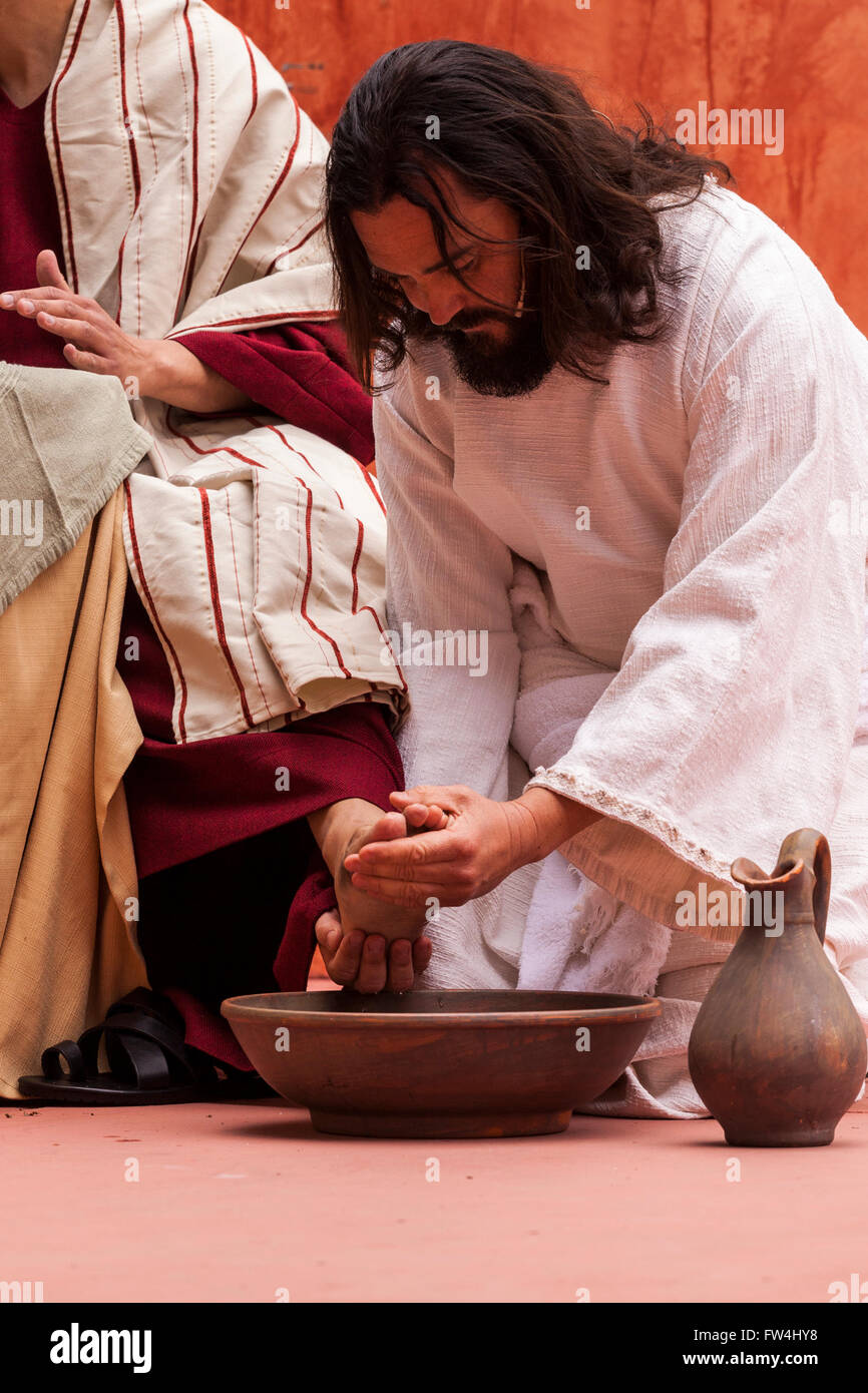 Gesù lava i piedi degli apostoli nella rappresentazione della Passione, Adeje, Tenerife, Isole Canarie, Spagna. Representacion de la Pasion. Foto Stock