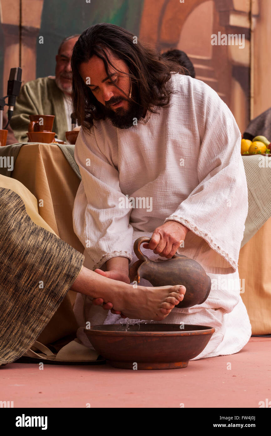 Gesù lava i piedi degli apostoli nella rappresentazione della Passione, Adeje, Tenerife, Isole Canarie, Spagna. Representacion de la Pasion. Foto Stock