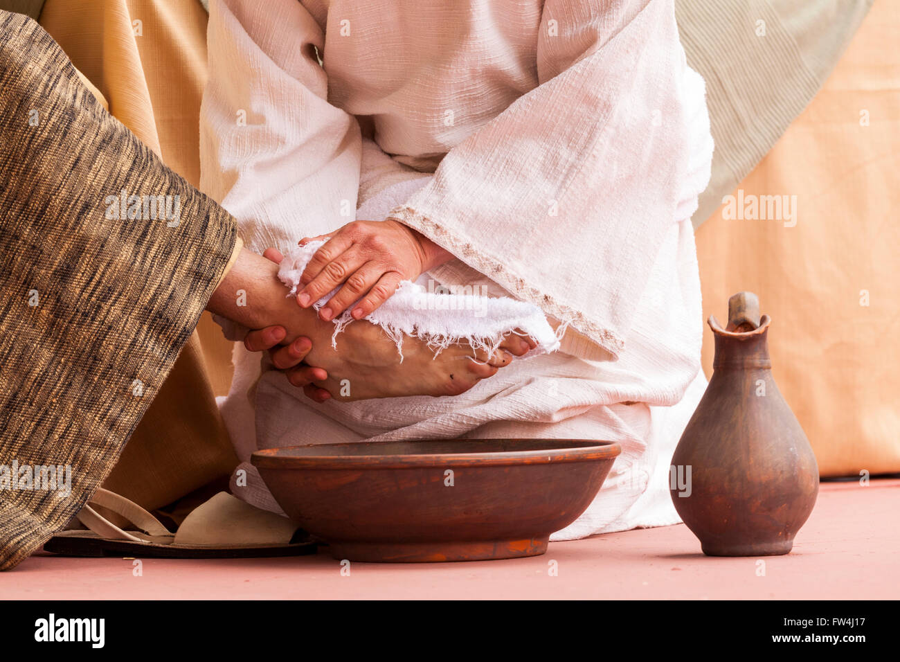 Gesù lava i piedi degli apostoli nella rappresentazione della Passione, Adeje, Tenerife, Isole Canarie, Spagna. Representacion de la Pasion. Foto Stock