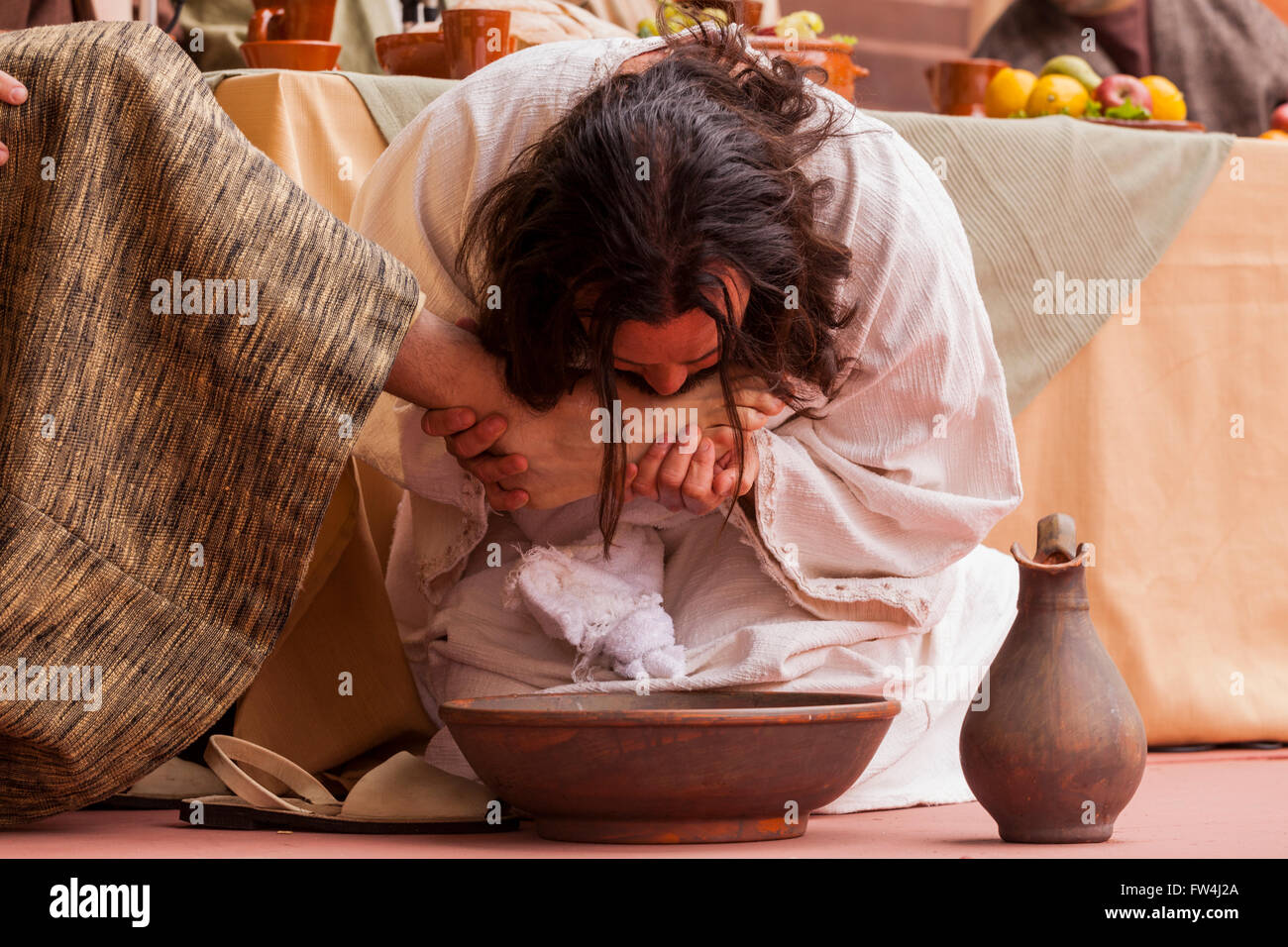 Gesù lava i piedi degli apostoli nella rappresentazione della Passione, Adeje, Tenerife, Isole Canarie, Spagna. Representacion de la Pasion. Foto Stock