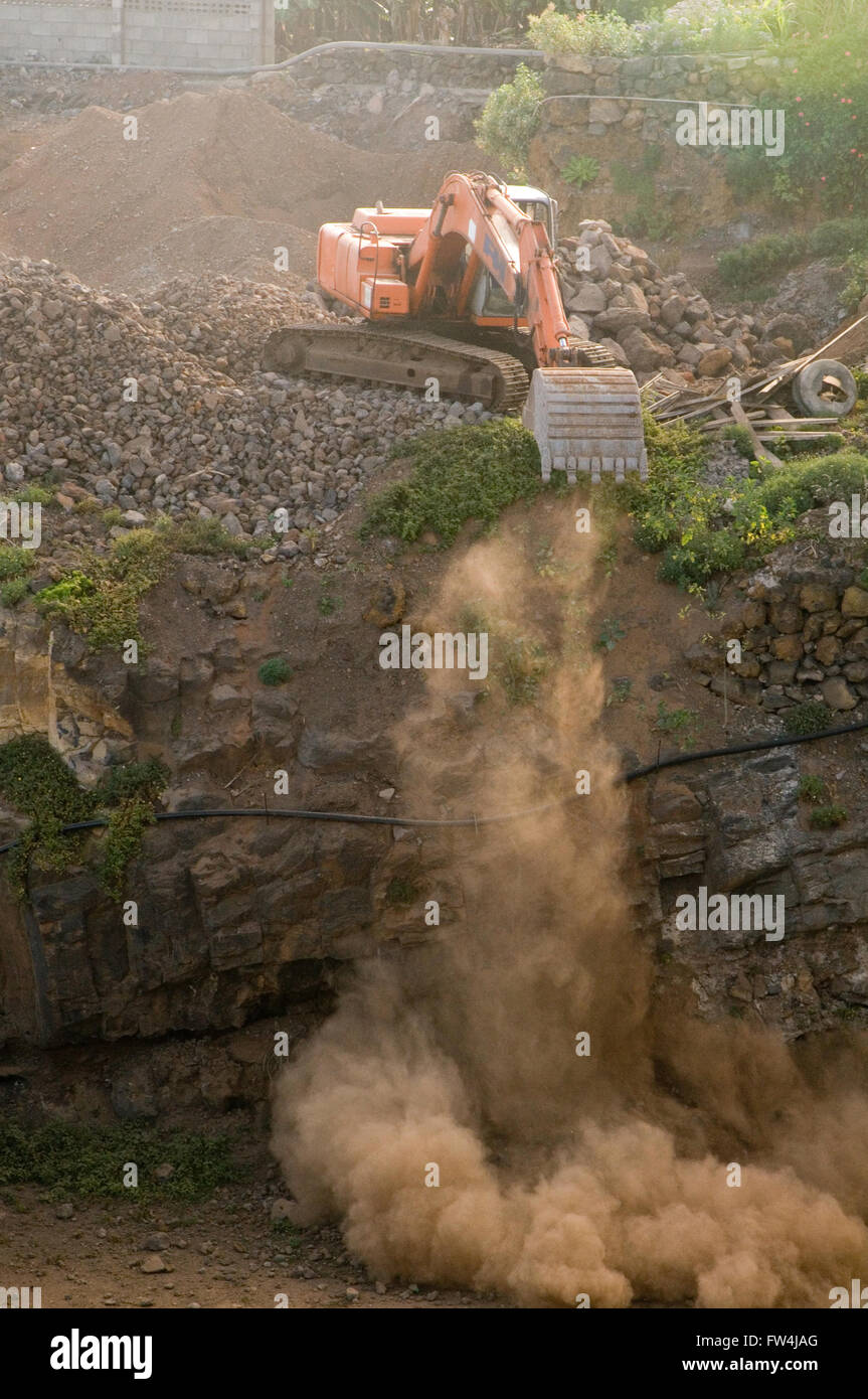 Cantiere di costruzione di siti pericoli pericolo escavatori escavatore  digger escavatrice caduta di massa sicuro precaria salute e SAF Foto stock  - Alamy