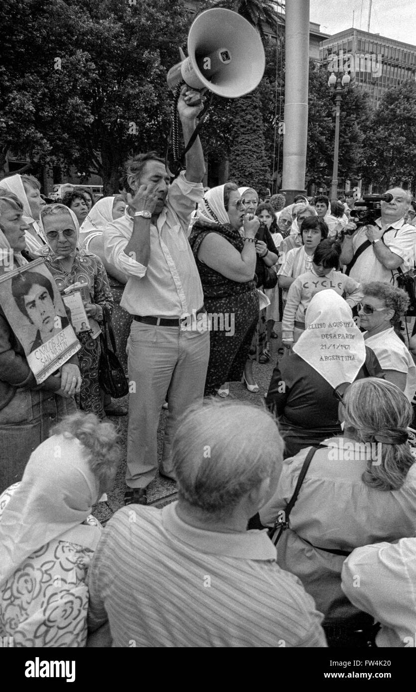 Le madri degli scomparsi, raccolta, sale riunioni e marciando in Plaza de Mayor a Buenos Aires Foto Stock