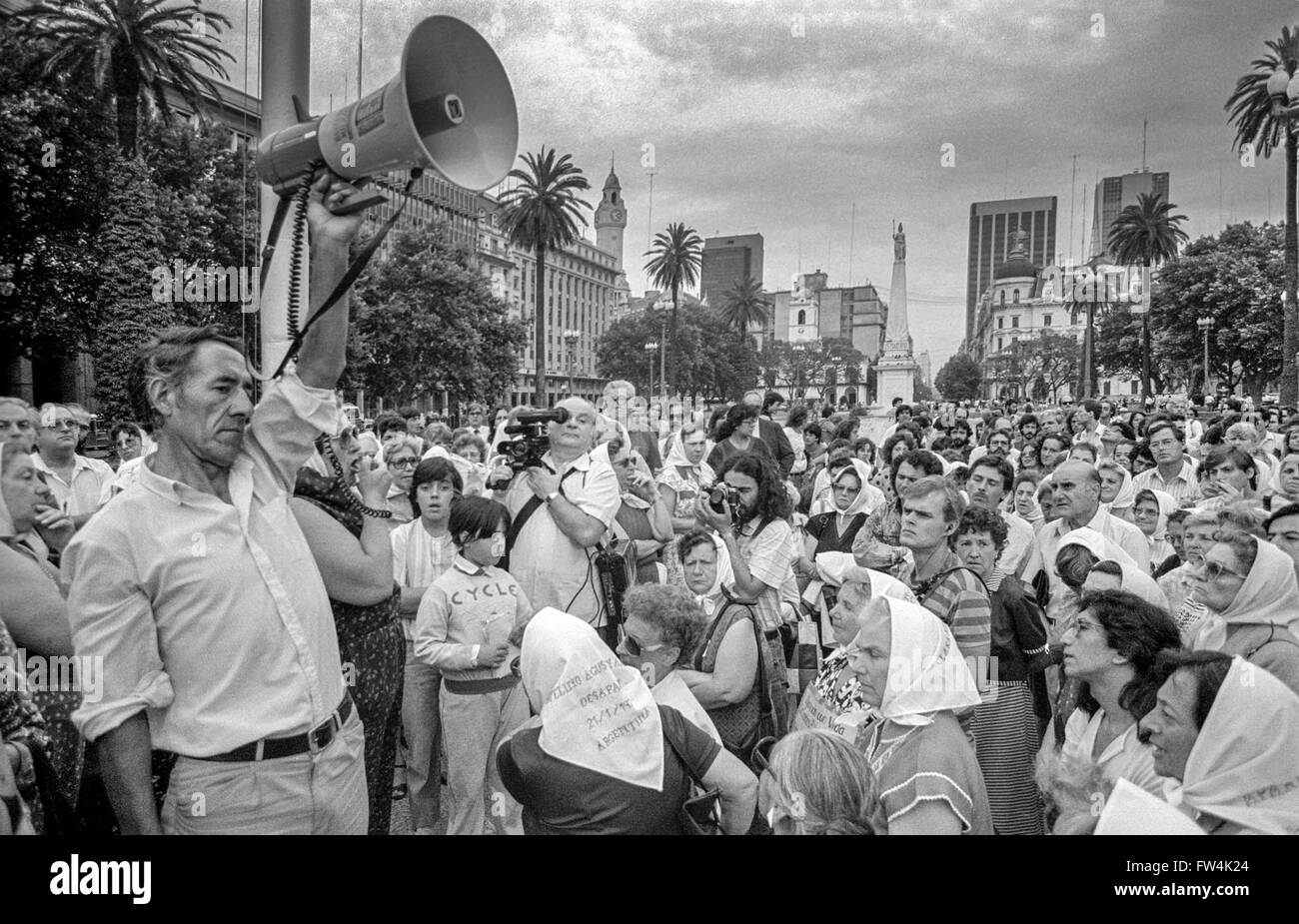 Le madri degli scomparsi, raccolta, sale riunioni e marciando in Plaza de Mayor a Buenos Aires Foto Stock