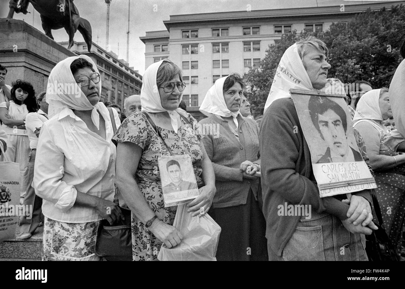 Le madri degli scomparsi, raccolta, sale riunioni e marciando in Plaza de Mayor a Buenos Aires Foto Stock