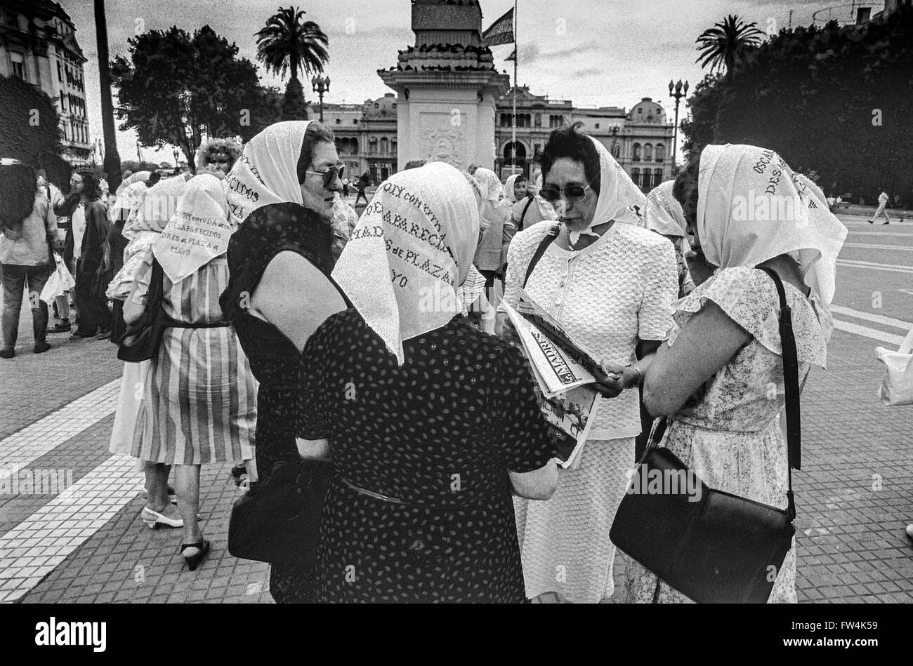 Le madri degli scomparsi, raccolta, sale riunioni e marciando in Plaza de Mayor a Buenos Aires Foto Stock