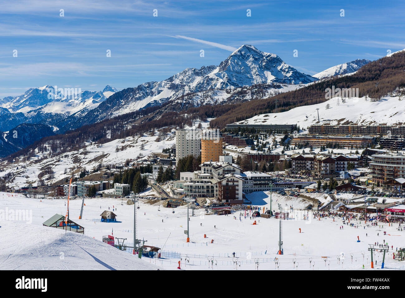 Sestriere, moderno villaggio, situato nella Via Lattea ski resort in Piemonte. Foto Stock