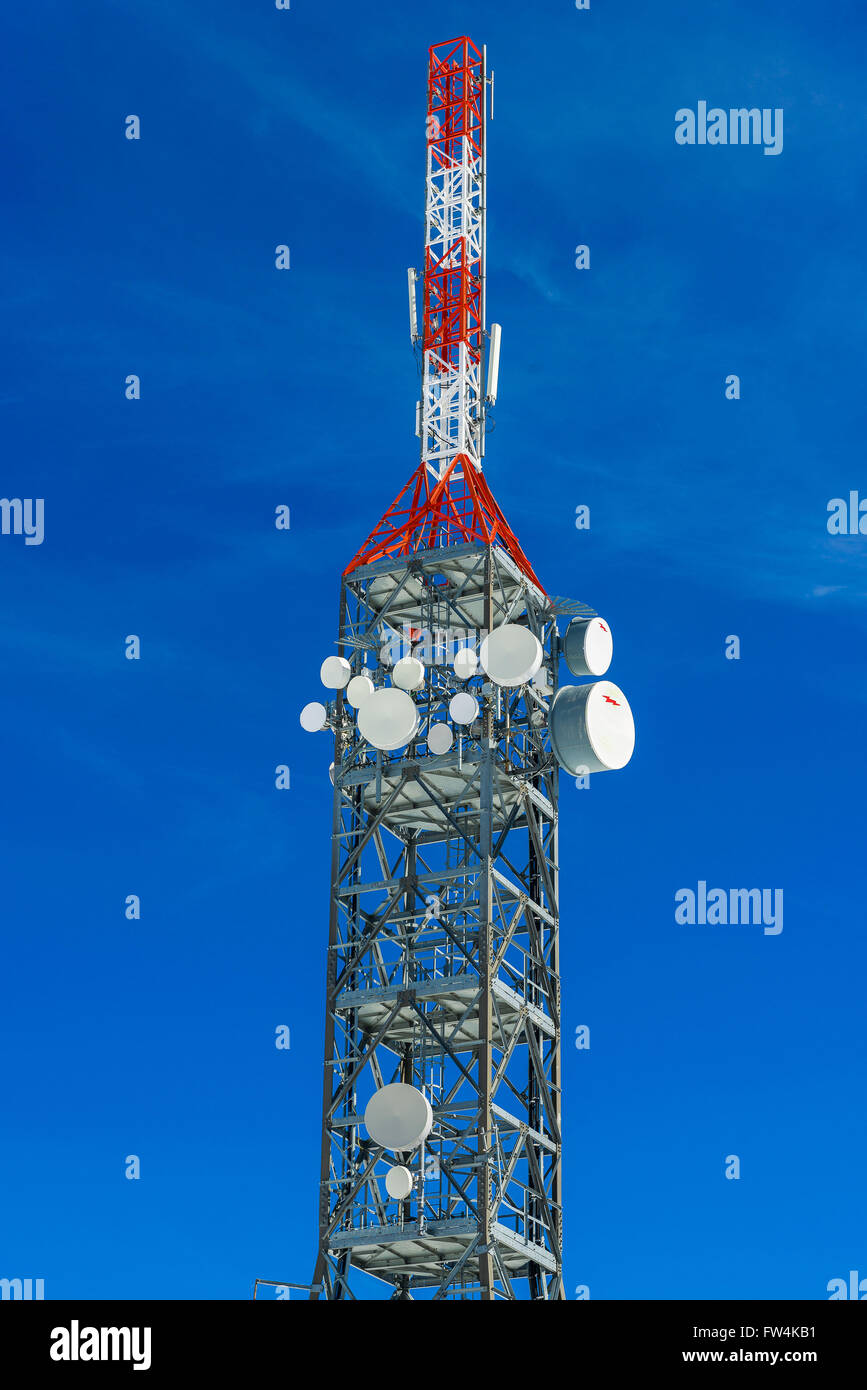 Torre di telecomunicazioni in cima alla montagna innevata di Val di Susa. Foto Stock