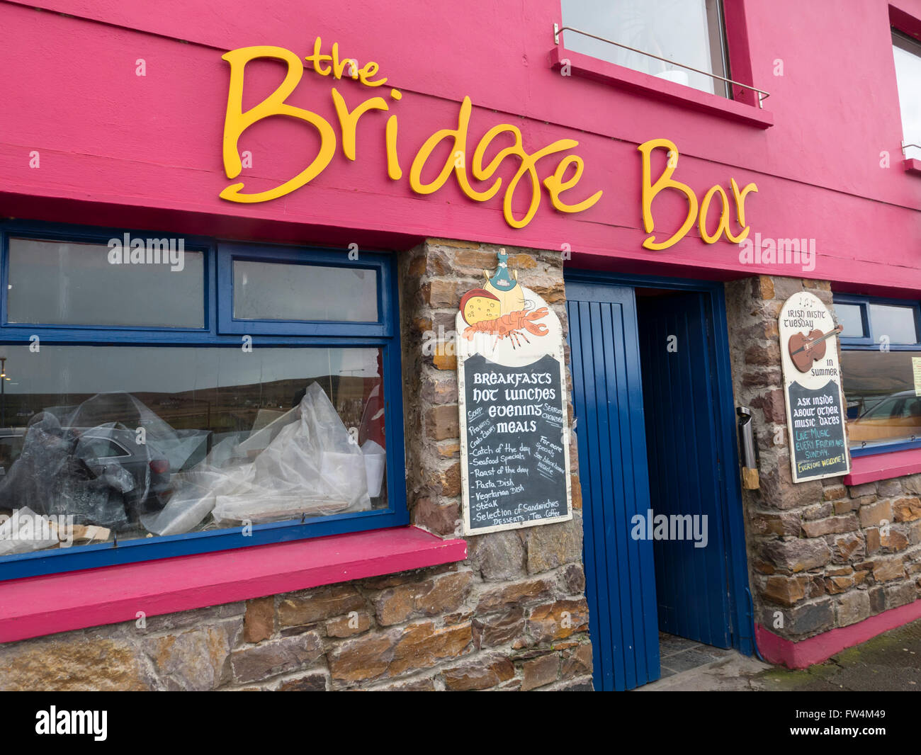 Il Bridge Bar, Portmagee, Kerry, Repubblica di Irlanda. Foto Stock