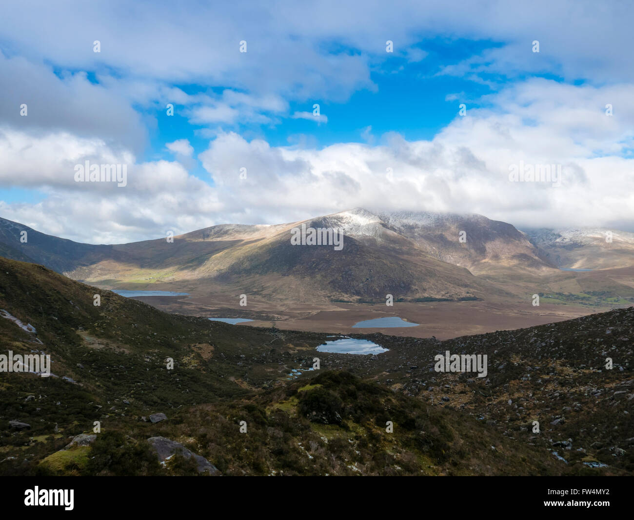 Vista da Conor Pass, penisola di Dingle, nella contea di Kerry, Repubblica di Irlanda. Foto Stock