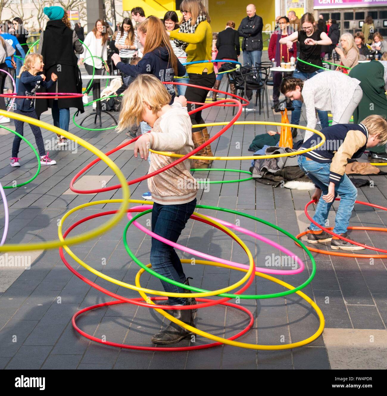 Hula hoop lezione gruppo di massa fun Foto Stock