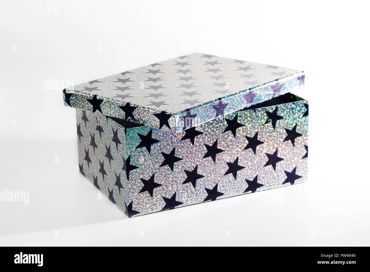 Giftbox con brillantini e stelle, isolato su sfondo bianco Foto Stock