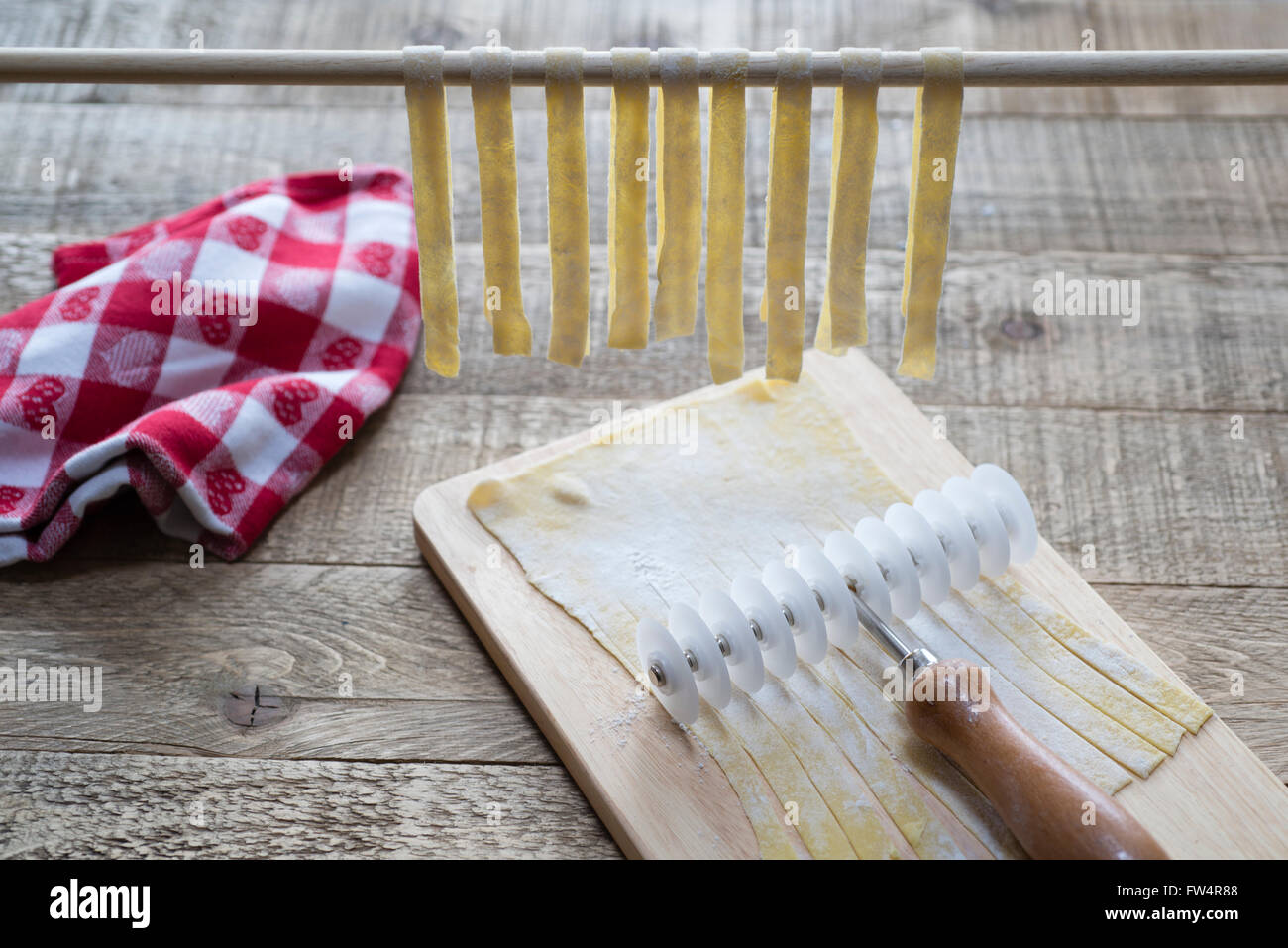Fare in casa tagliatelle - Taglio e asciugatura della pasta. Foto Stock