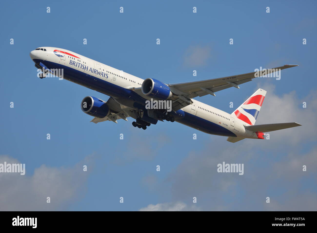 British Airways Boeing 777-336ER G-STBK tenendo fuori all'aeroporto di Heathrow di Londra, Regno Unito Foto Stock