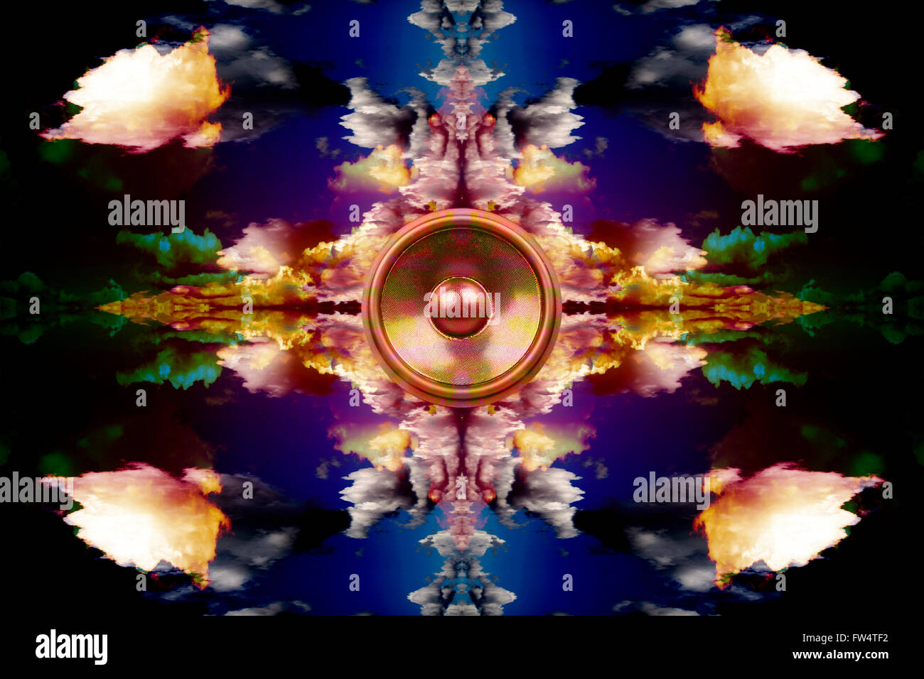 Altoparlante audio su un caleidoscopio Sfondo nuvola Foto Stock
