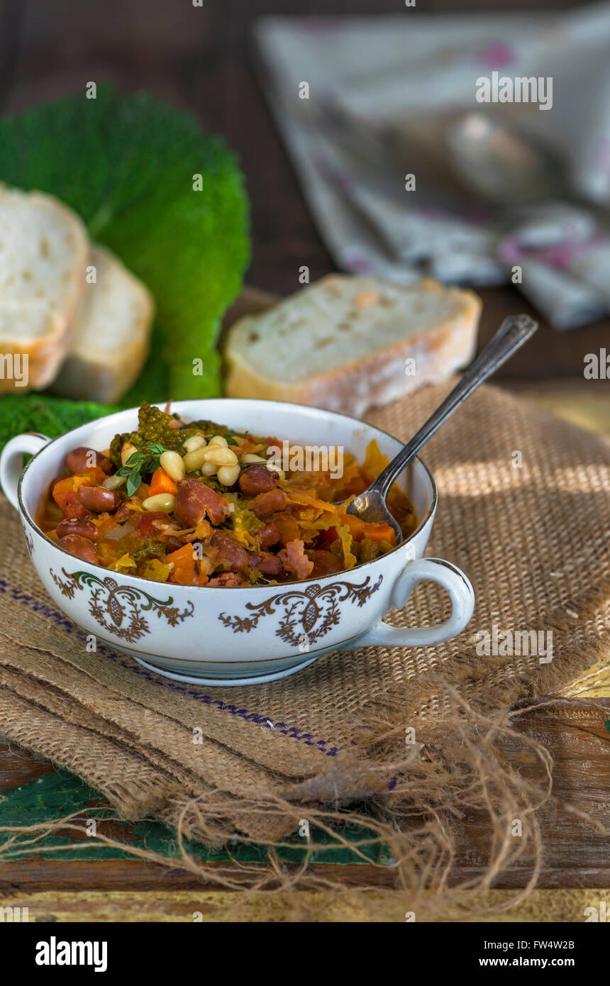 Cavolo verza stufato con carote e fagioli borlotti Foto Stock