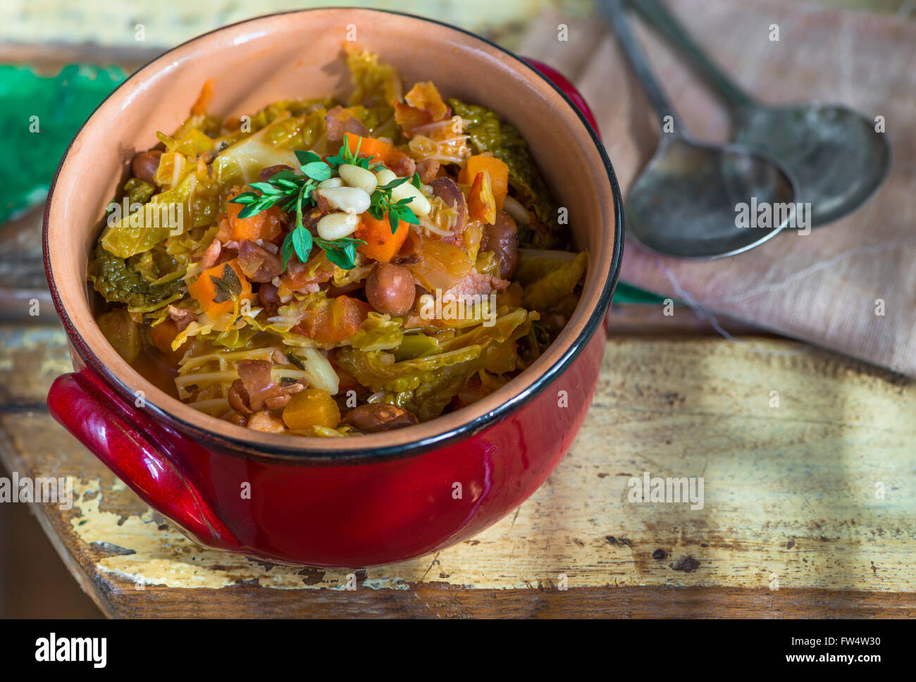 Cavolo verza stufato con carote e fagioli borlotti Foto Stock