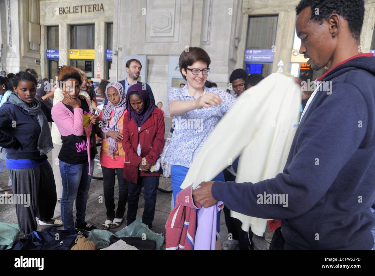 Milano (Italia) - rifugiati da Eritrea e la Siria si accamparono in Stazione Centrale in attesa di continuare il viaggio per il Nord Europa Foto Stock