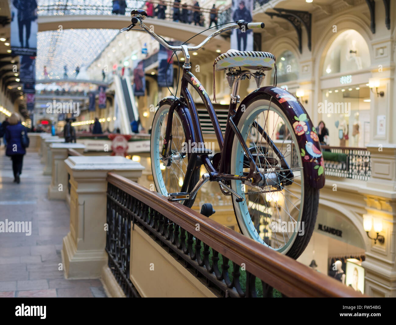 Piazza Rossa di Mosca, Russia - 21 Febbraio 2016: Decorative in stile retro Electra Cruiser bicicletta in grandi magazzini GUM e poco profonda Foto Stock