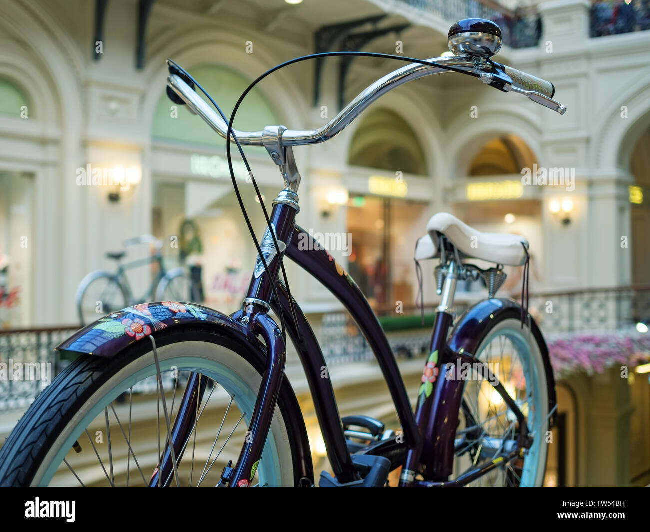 Piazza Rossa di Mosca, Russia - 21 Febbraio 2016: Decorative in stile retro Electra  Cruiser bicicletta in grandi magazzini GUM Foto stock - Alamy