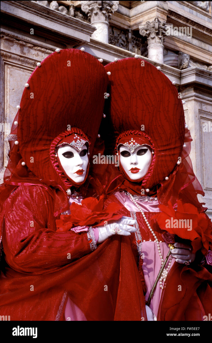 Il Carnevale di Venezia - donne in velluto rosso del costume & maschere  bianche in Piazza San Marco, Venezia, Italia. Comedia dell'Arte. Il  barocco Foto stock - Alamy