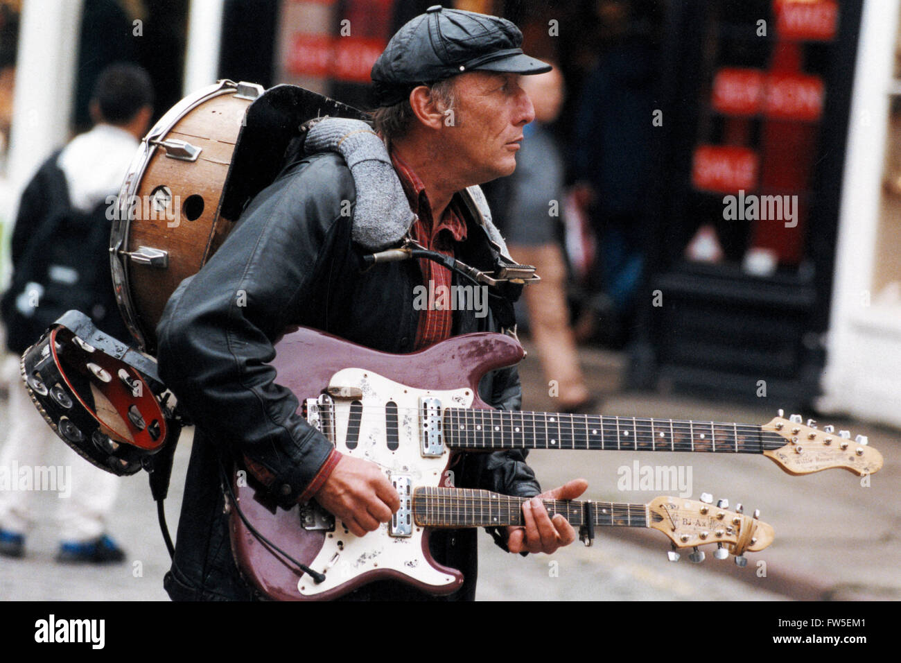Il festival di musica - Banda One-Man a Canterbury Festival giocando a doppio collo di chitarra elettrica, armonica, con bass drum e Foto Stock