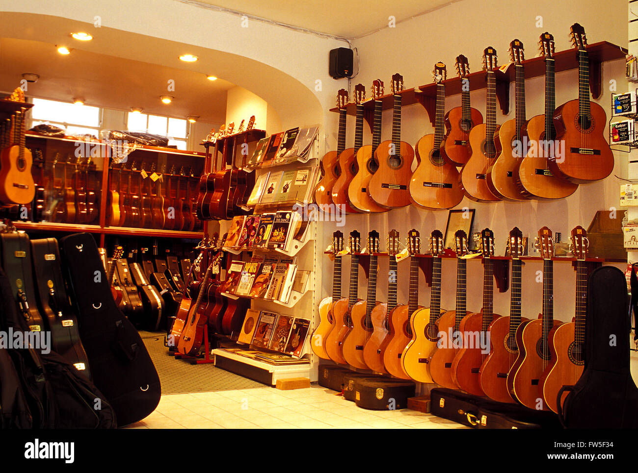 Chitarre in mostra a Londra Chitarra Studio.Com /El Mundo Flamenco. Negozio  con visualizzazione della chitarra spagnola Foto stock - Alamy