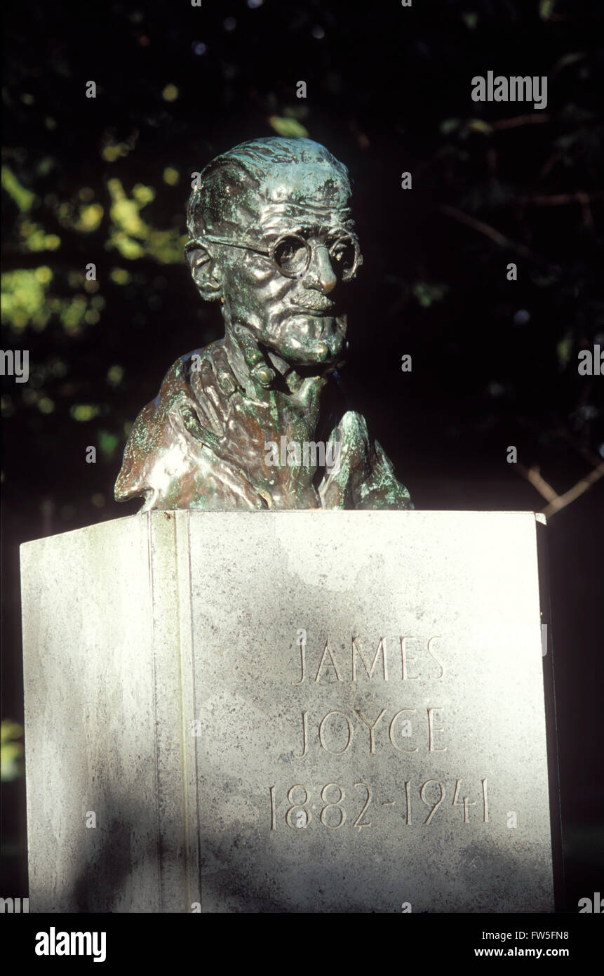 James Joyce - busto a St. Stephen's Green, Dublin - lo scrittore irlandese 2 Febbraio 1882 - 13 gennaio 1941. Ha scritto Ulisse. Foto Stock