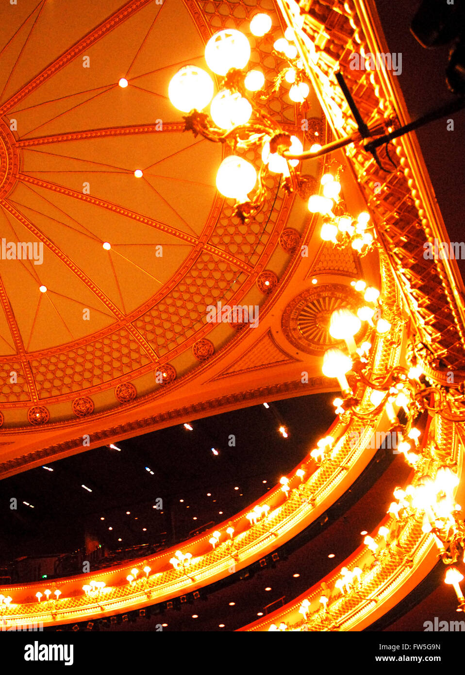 Royal Opera House Covent Garden di Londra, Auditorium luci, guardando verso l'alto soffitto dorato. Foto Stock