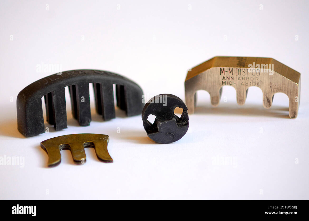 Violino silenzia - Ottone e gomma, musica orchestrale (ridotto); gomma e ottone per pratica (dietro) Foto Stock