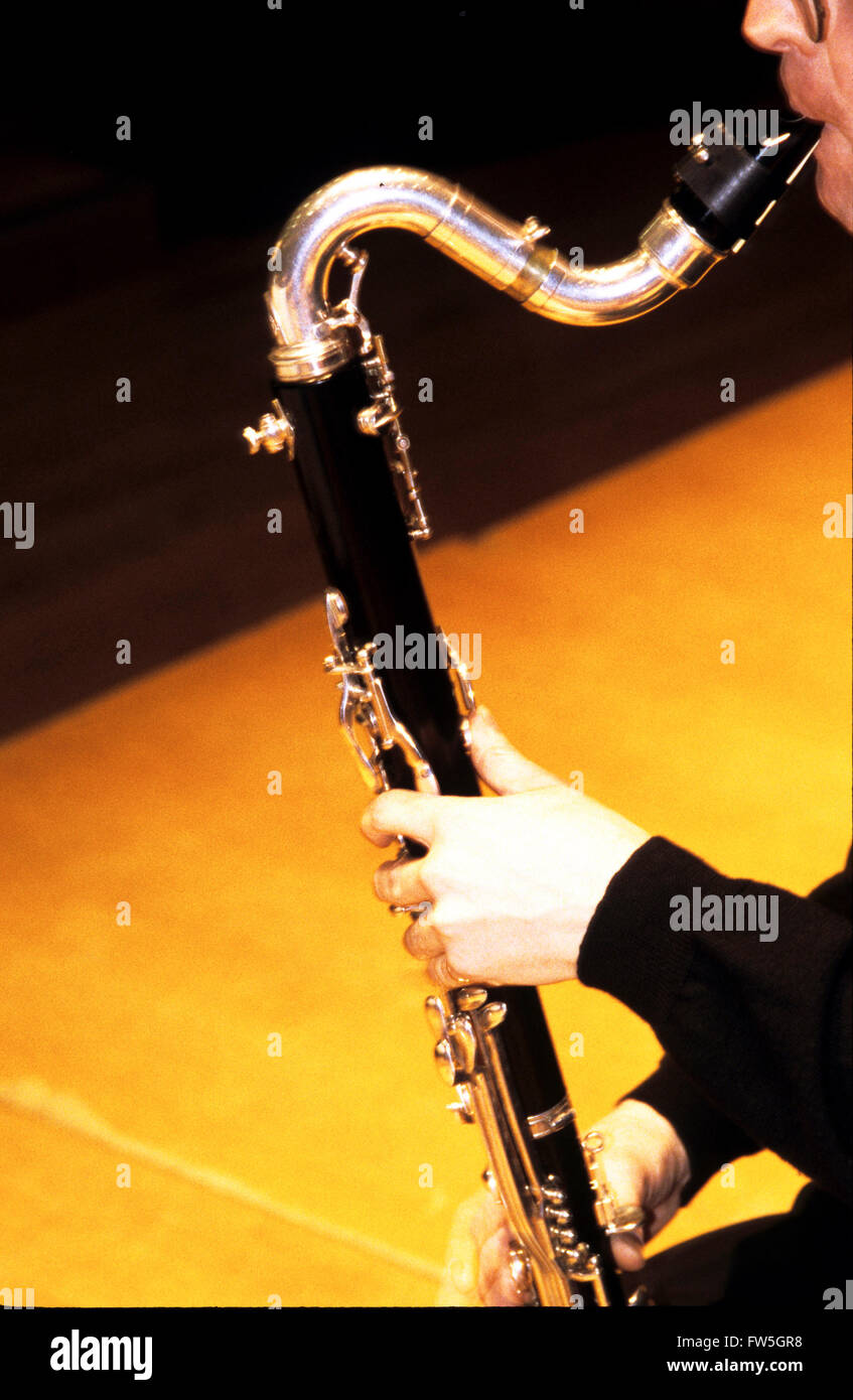 Clarinetto basso. (Boccaglio, il collo e la metà superiore di essere riprodotti - bocca/mano) Foto Stock
