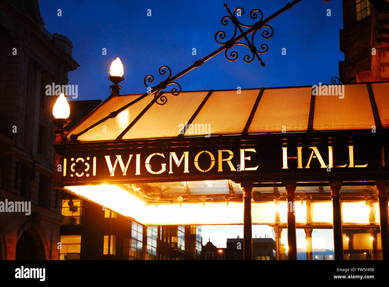 Wigmore Hall di Londra il premier considerando venue, portico accesa contro il cielo di sera. Il Wigmore Street, Londra Foto Stock