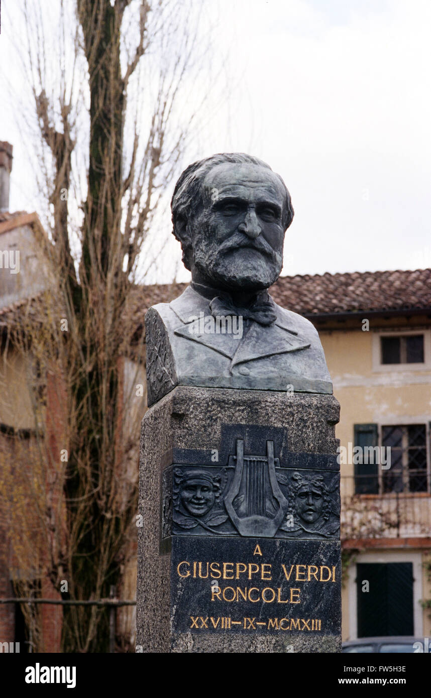 Statua di Verdi, eretto nel 1913, in Róncole, vicino a Parma, casa natale di Giuseppe Verdi, compositore italiano di opera Foto Stock