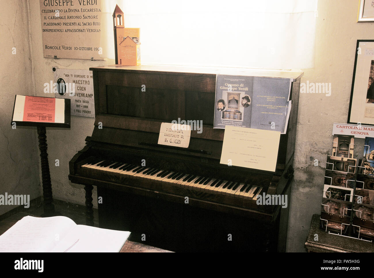 Sacrestia con Verdi il primo pianoforte verticale. lapide di Coen Ruivenkamp, 1917-89, Paesi Bassi maestro, nella chiesa di San Michele Arcangelo, Róncole, vicino a Parma, luogo di nascita del compositore italiano Foto Stock