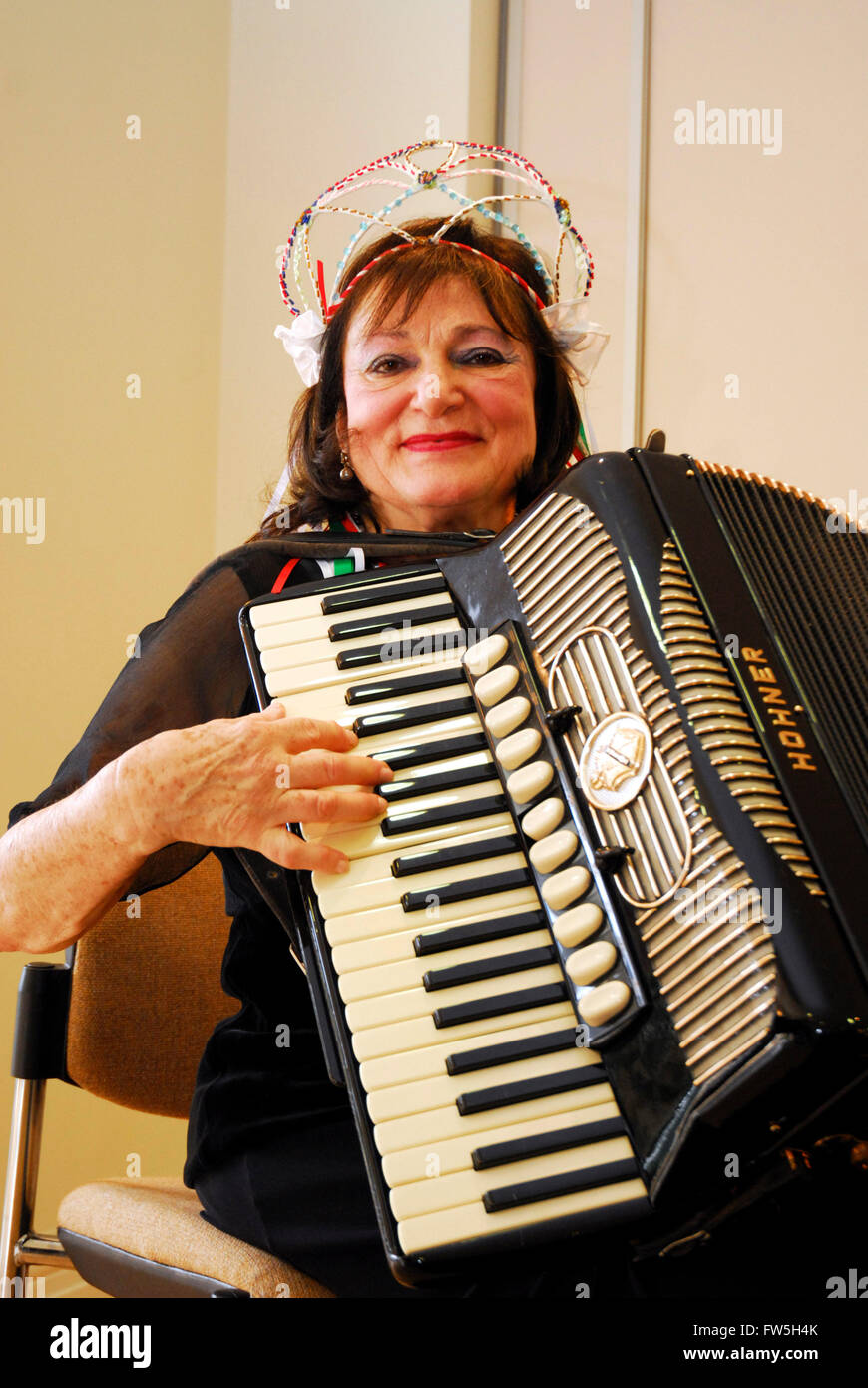 La fisarmonica a piano Hohner, giocato da Sarah Aaron-son, fondatore della London Orchestra Internazionale Foto Stock