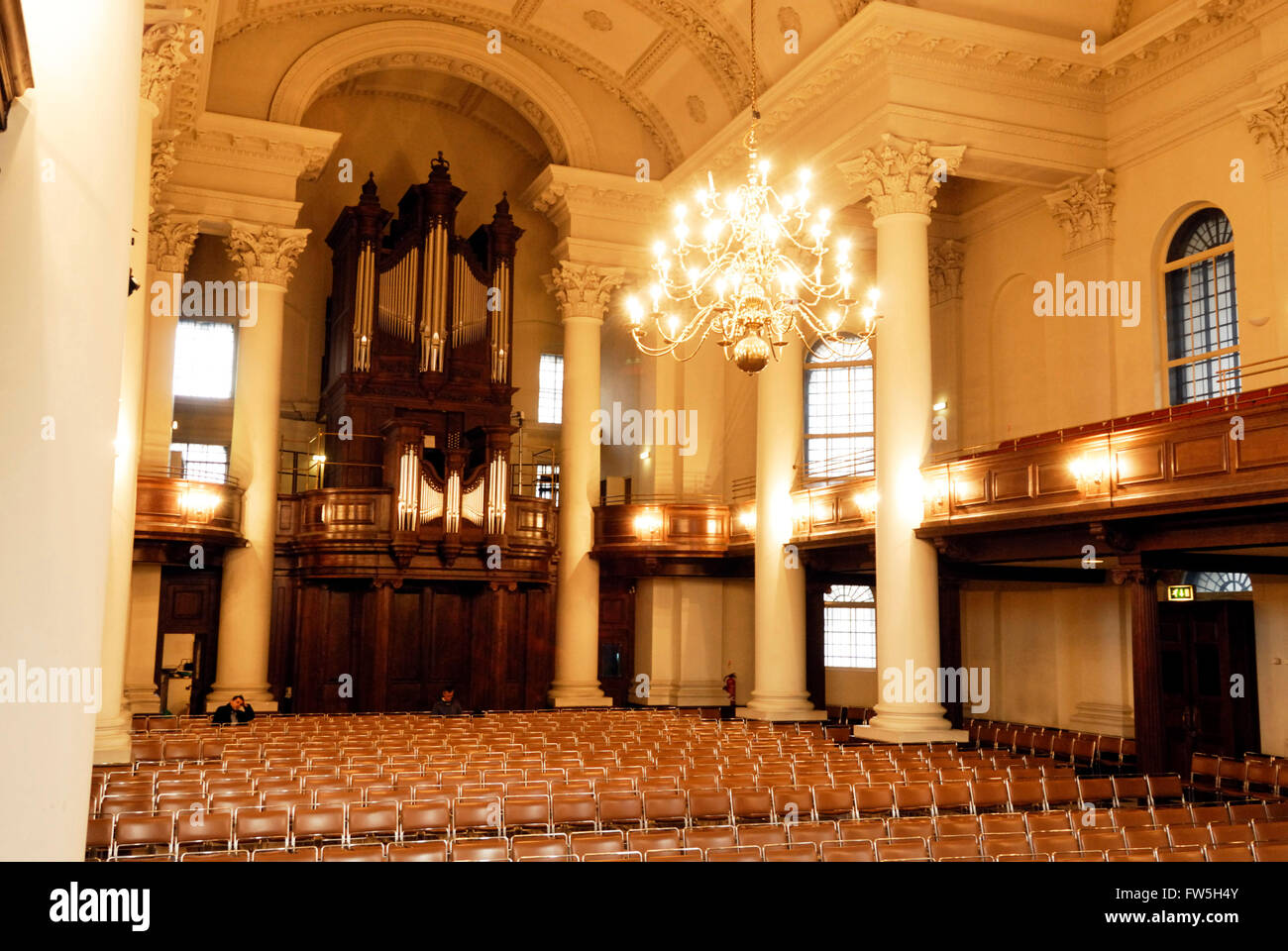 San Giovanni Smith Square, Westminster concert hall interno - organo e lampadario Foto Stock